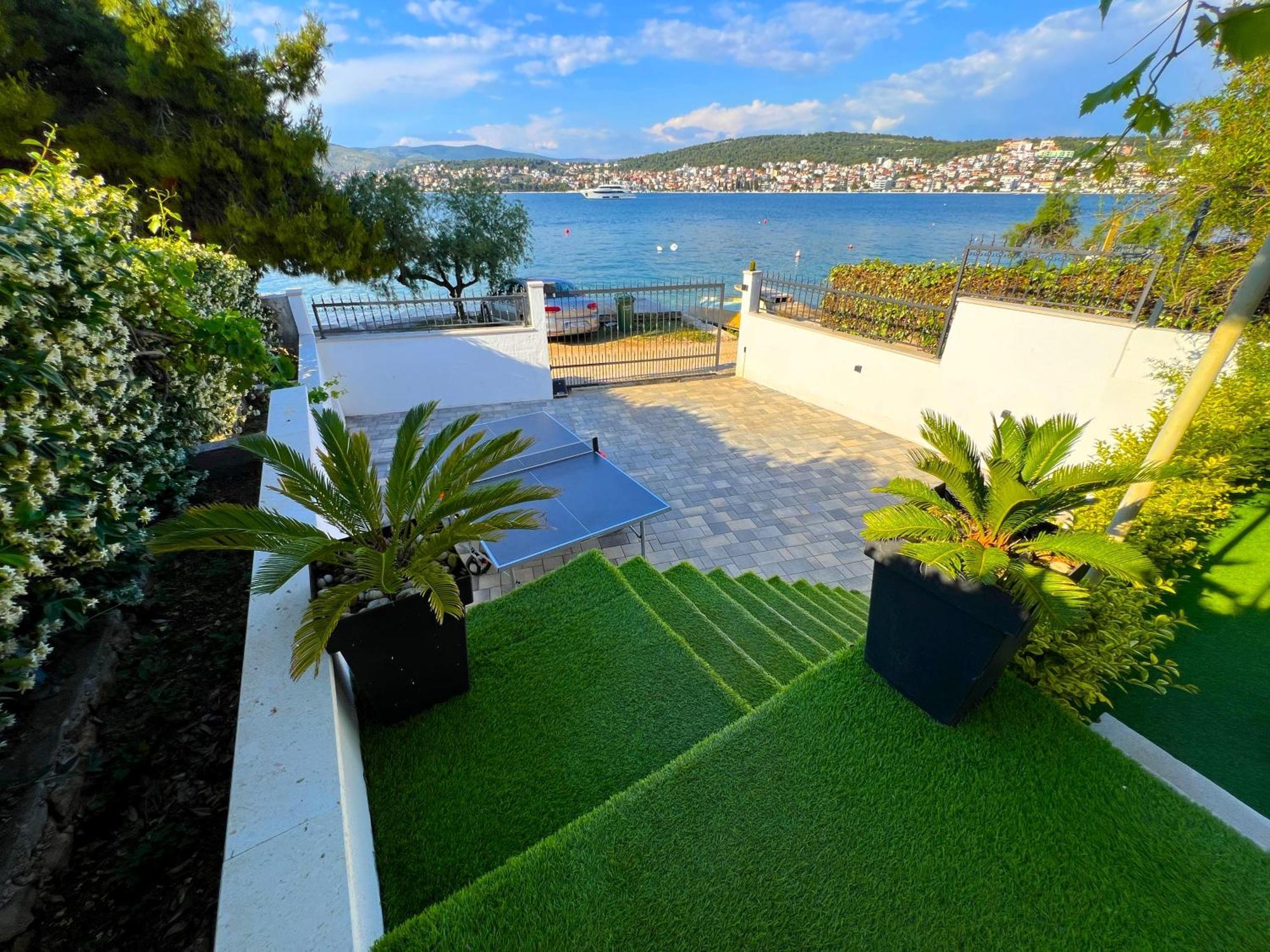 Beach Holiday Home With Private Jacuzzi & Parking Trogir Exterior foto