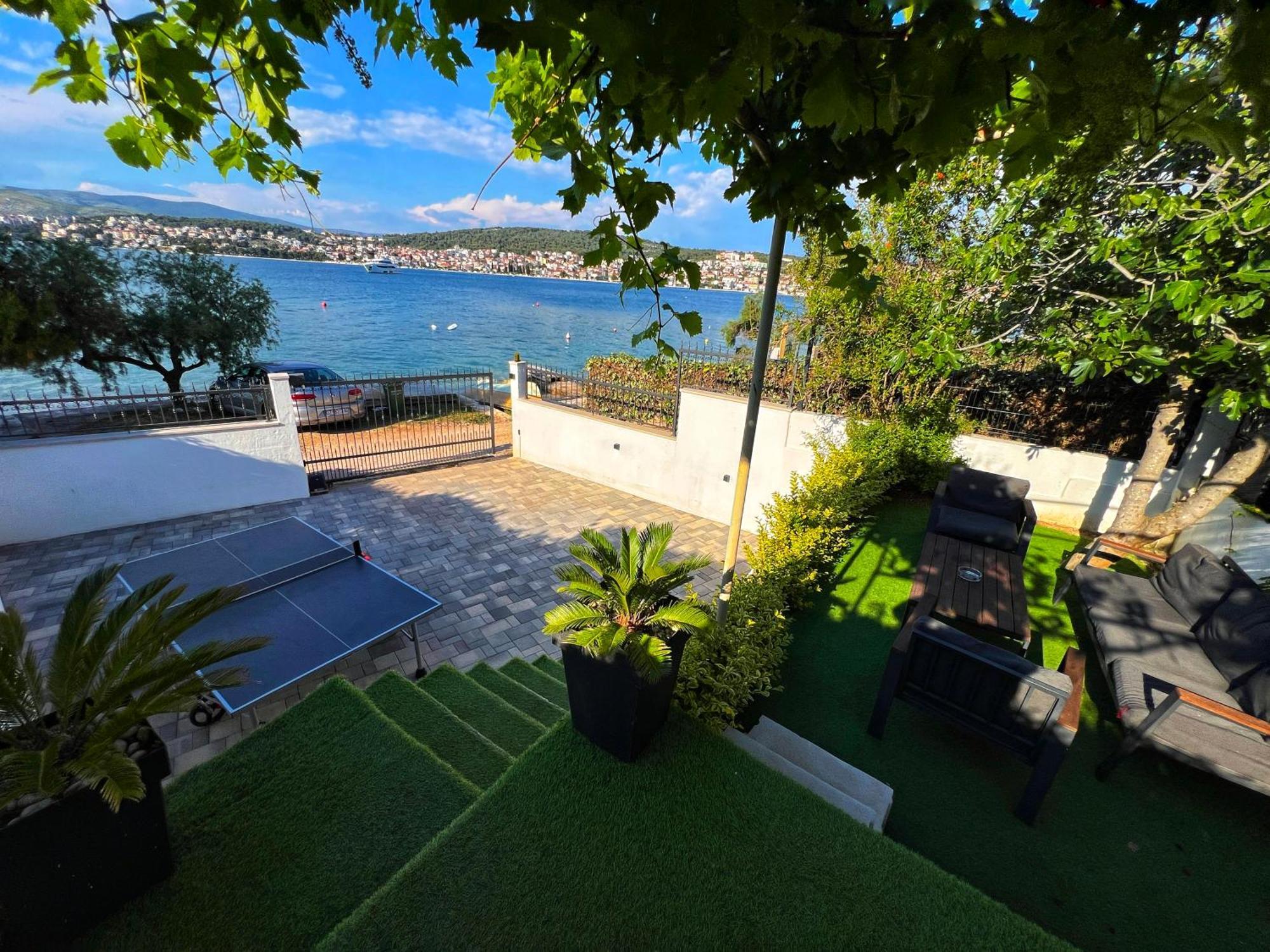 Beach Holiday Home With Private Jacuzzi & Parking Trogir Exterior foto